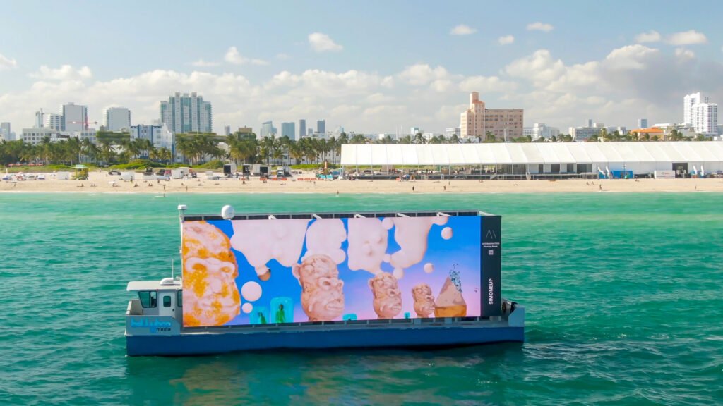 Opera digitale esposta su schermo galleggiante a Miami Beach durante Art Basel 2022